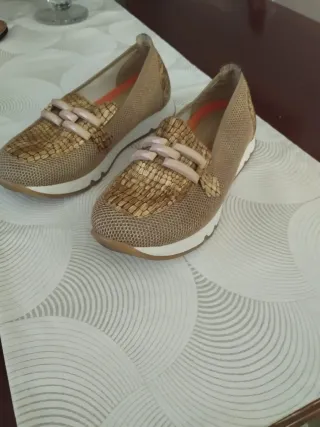 Zapatos planos beige y marrón