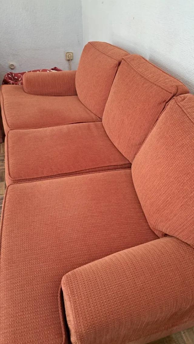 2 sofás de 3 plazas color salmón 