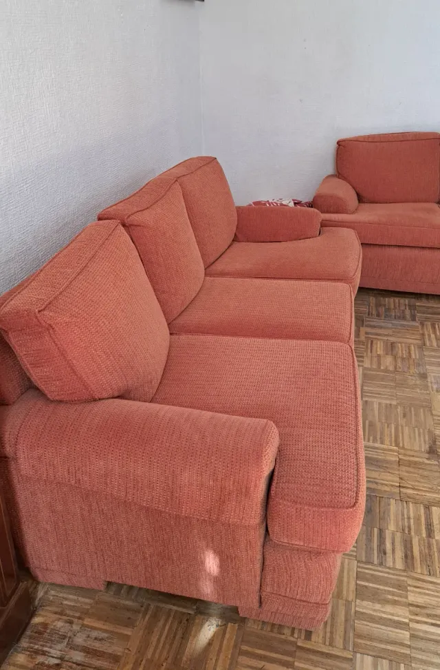 2 sofás de 3 plazas color salmón 
