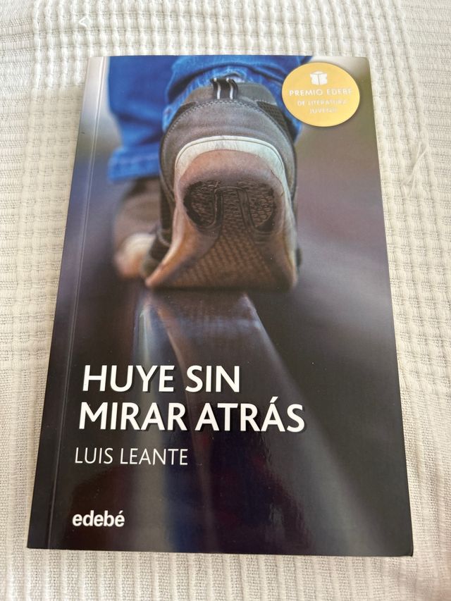 Premio EDEBÉ 2016: HUYE SIN MIRAR ATRÁS (Spanis...