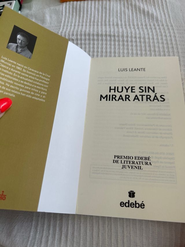 Premio EDEBÉ 2016: HUYE SIN MIRAR ATRÁS (Spanis...