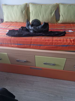 Botas y casco de equitación negros