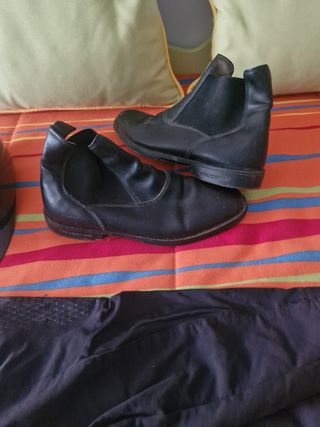 Botas y casco de equitación negros