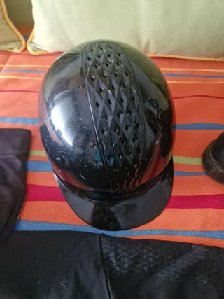 Botas y casco de equitación negros