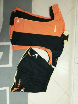 Completo calcetto Legea arancione/nero