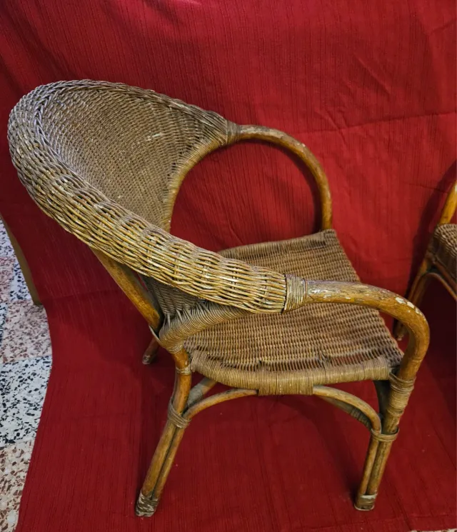 2 Sillones de mimbre y mesita