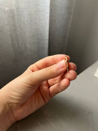 Anillo dorado entrelazado