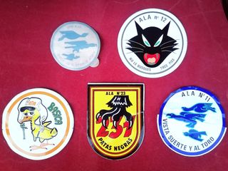 MILITARIA: cappellini militari, adesivi F18, polso