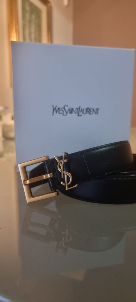 Cintura Yves Saint Laurent nera con logo oro