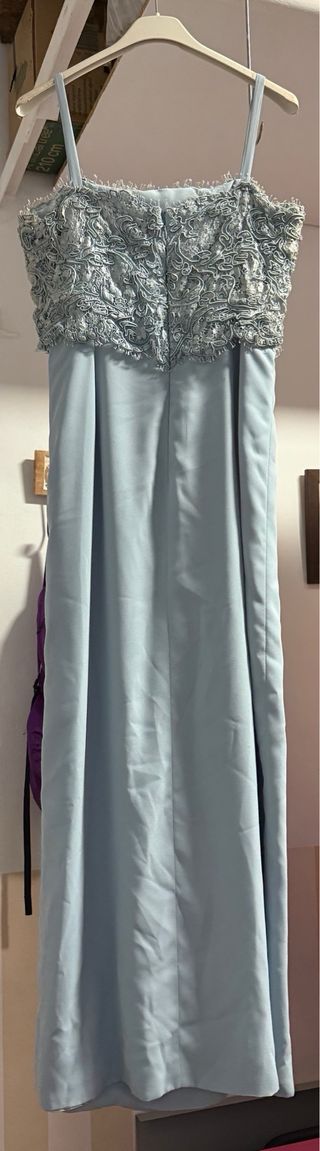 Vestido de fiesta azul con encaje Pronovias. 