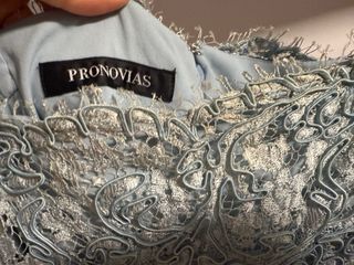 Vestido de fiesta azul con encaje Pronovias. 