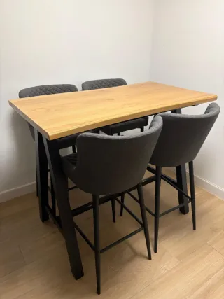Mesa alta y 4 sillas