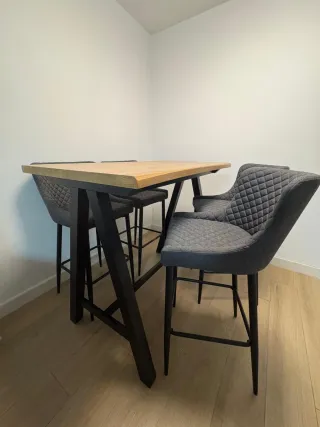 Mesa alta y 4 sillas