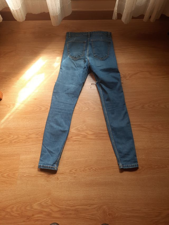 Pantalón vaquero Zara desgastado
