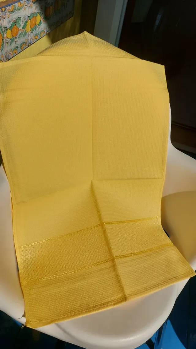 Strofinaccio giallo con tela Aida