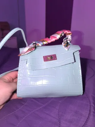 Bolso de mano azul cielo con pañuelo
