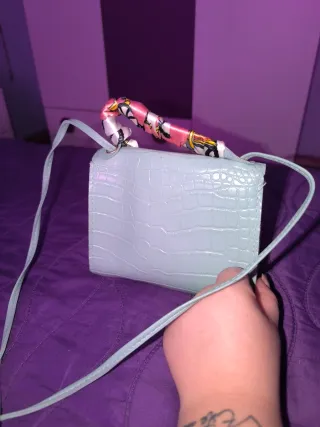 Bolso de mano azul cielo con pañuelo