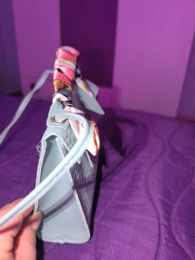 Bolso de mano azul cielo con pañuelo