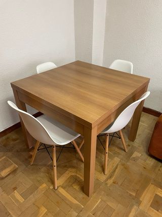 Mesa de comedor y 4 sillas blancas
