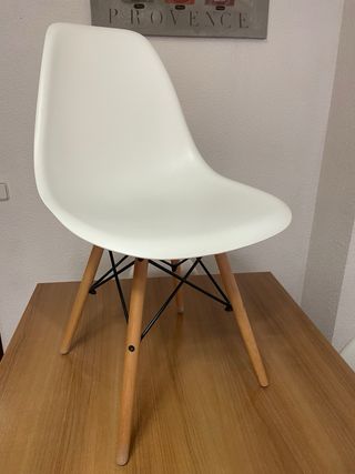 Mesa de comedor y 4 sillas blancas