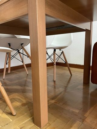 Mesa de comedor y 4 sillas blancas