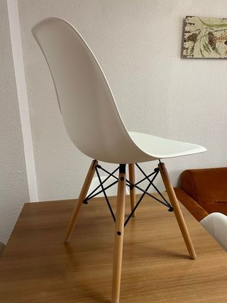 Mesa de comedor y 4 sillas blancas