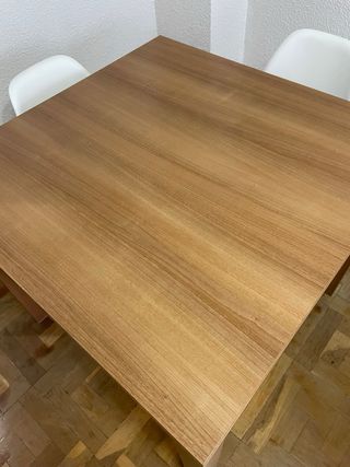 Mesa de comedor y 4 sillas blancas