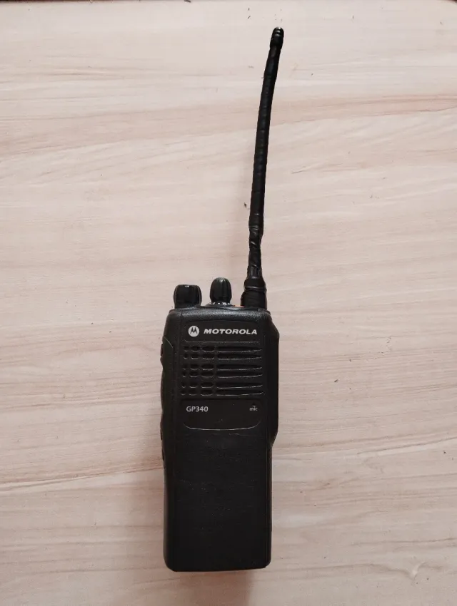 Motorola GP340 UHF sin cargador ni anclaje cintura