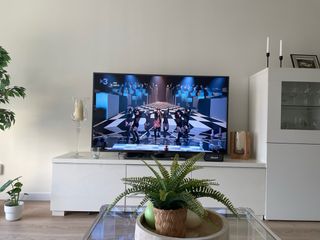 Mueble TV madera alto brillo . modelo Besta Burs, 