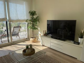 Mueble TV madera alto brillo . modelo Besta Burs, 