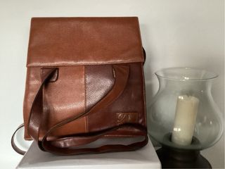 Bolso de piel marrón made in Spain.