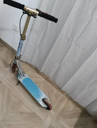 Patinete en aluminio marca Oxelo, para niño.