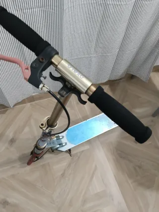 Patinete en aluminio marca Oxelo, para niño.