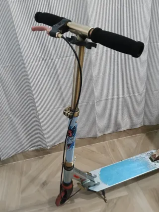 Patinete en aluminio marca Oxelo, para niño.