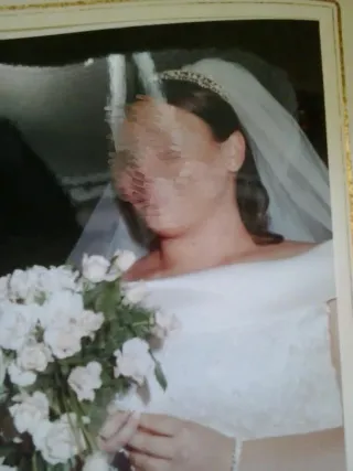 Precioso vestido de novia formado por tres piezas