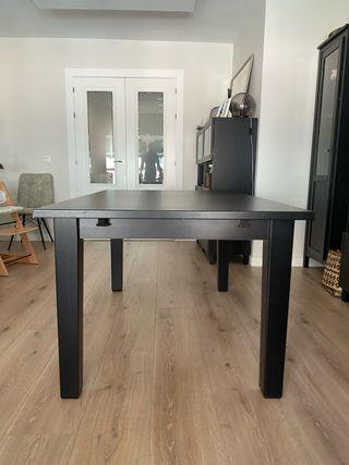 Mesa de comedor Ikea madera oscura 