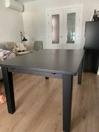 Mesa de comedor Ikea madera oscura 