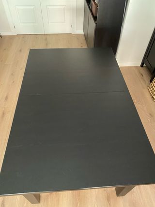 Mesa de comedor Ikea madera oscura 
