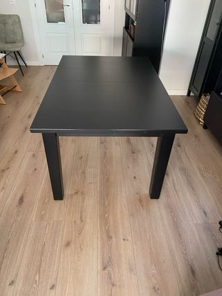 Mesa de comedor Ikea madera oscura 