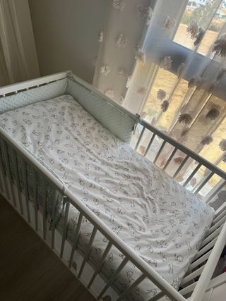 Cuna blanca IKEA + colchón ANDY + ropa de cama