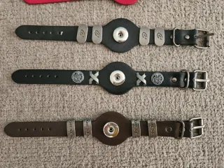 Pulseras de cuero con adornos