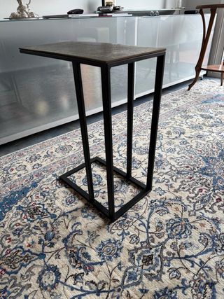 Mesa auxiliar metal y piedra salón