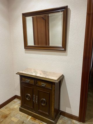 Cómoda de madera con espejo y mármol