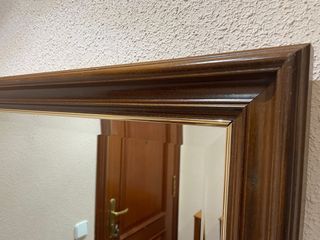 Cómoda de madera con espejo y mármol