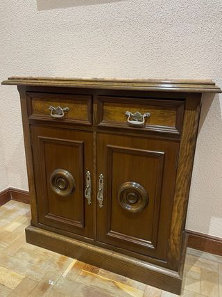 Cómoda de madera con espejo y mármol