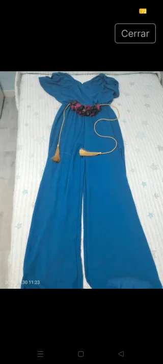 Mono azul con cinturón floral