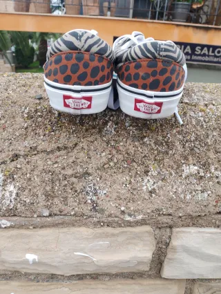 Zapatillas Vans Beige y Negro..