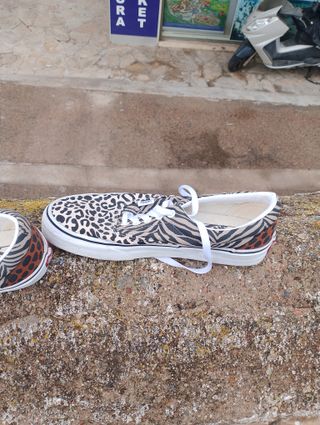 Zapatillas Vans Beige y Negro..