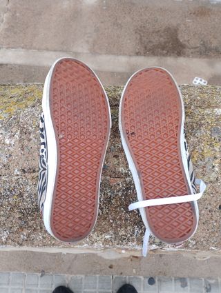 Zapatillas Vans Beige y Negro..