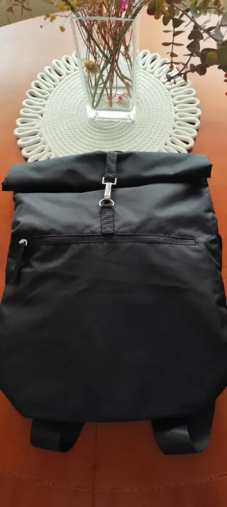 Mochila negra roll-top